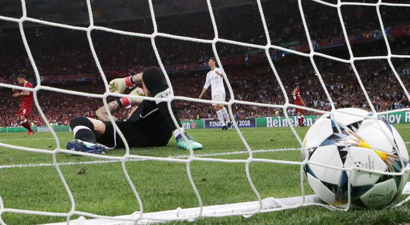El portero alemán Loris Karius jugó su partido más amargo en Liverpool al cometer dos errores en la caída 3-1 ante Real Madrid por la final de la Liga de Campeones. El portero alemán Loris Karius jugó su partido más amargo en Liverpool al cometer dos errores en la caída 3-1 ante Real Madrid por la final de la Liga de Campeones.