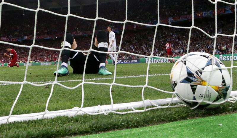 El portero alemán Loris Karius jugó su partido más amargo en Liverpool al cometer dos errores en la caída 3-1 ante Real Madrid por la final de la Liga de Campeones. El portero alemán Loris Karius jugó su partido más amargo en Liverpool al cometer dos errores en la caída 3-1 ante Real Madrid por la final de la Liga de Campeones.