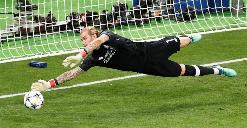 El portero alemán Loris Karius jugó su partido más amargo en Liverpool al cometer dos errores en la caída 3-1 ante Real Madrid por la final de la Liga de Campeones. El portero alemán Loris Karius jugó su partido más amargo en Liverpool al cometer dos errores en la caída 3-1 ante Real Madrid por la final de la Liga de Campeones.