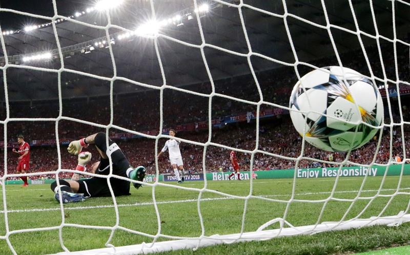 El portero alemán Loris Karius jugó su partido más amargo en Liverpool al cometer dos errores en la caída 3-1 ante Real Madrid por la final de la Liga de Campeones. El portero alemán Loris Karius jugó su partido más amargo en Liverpool al cometer dos errores en la caída 3-1 ante Real Madrid por la final de la Liga de Campeones.