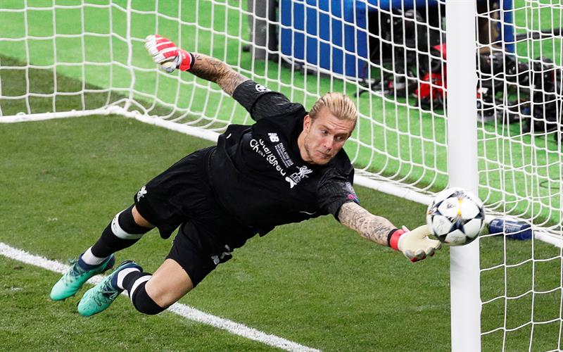 El portero alemán Loris Karius jugó su partido más amargo en Liverpool al cometer dos errores en la caída 3-1 ante Real Madrid por la final de la Liga de Campeones. El portero alemán Loris Karius jugó su partido más amargo en Liverpool al cometer dos errores en la caída 3-1 ante Real Madrid por la final de la Liga de Campeones.