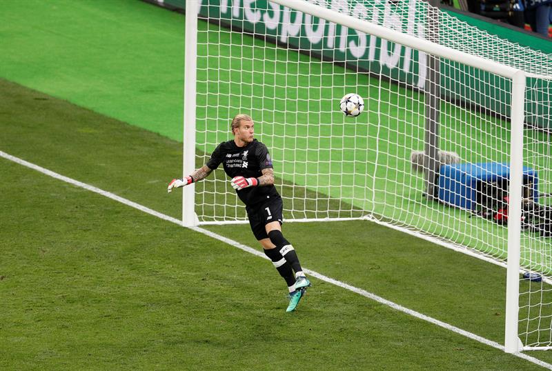 El portero alemán Loris Karius jugó su partido más amargo en Liverpool al cometer dos errores en la caída 3-1 ante Real Madrid por la final de la Liga de Campeones. El portero alemán Loris Karius jugó su partido más amargo en Liverpool al cometer dos errores en la caída 3-1 ante Real Madrid por la final de la Liga de Campeones.