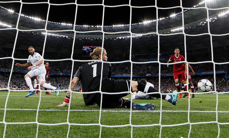 El portero alemán Loris Karius jugó su partido más amargo en Liverpool al cometer dos errores en la caída 3-1 ante Real Madrid por la final de la Liga de Campeones. El portero alemán Loris Karius jugó su partido más amargo en Liverpool al cometer dos errores en la caída 3-1 ante Real Madrid por la final de la Liga de Campeones.