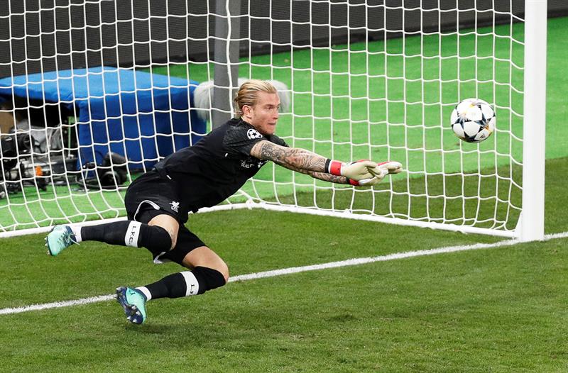 El portero alemán Loris Karius jugó su partido más amargo en Liverpool al cometer dos errores en la caída 3-1 ante Real Madrid por la final de la Liga de Campeones. El portero alemán Loris Karius jugó su partido más amargo en Liverpool al cometer dos errores en la caída 3-1 ante Real Madrid por la final de la Liga de Campeones.