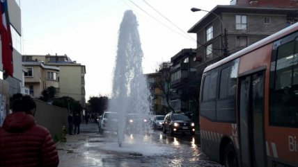   Micro chocó grifo y generó aguacero en pleno centro de Concepción 