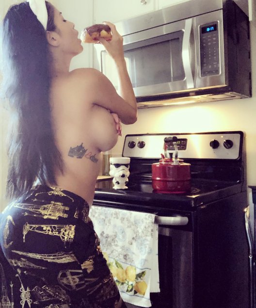 La actriz porno peruana Alexis Amore no ocultó su fanatismo por Paolo Guerrero y subió una imagen del delantero de la selección de Perú luego que regresara en un amistoso y convirtiera dos goles. Amore suele subir a sus redes sociales fotos y videos alentando a los albirrojos. La actriz porno peruana Alexis Amore no ocultó su fanatismo por Paolo Guerrero y subió una imagen del delantero de la selección de Perú luego que regresara en un amistoso y convirtiera dos goles. Amore suele subir a sus redes sociales fotos y videos alentando a los albirrojos.