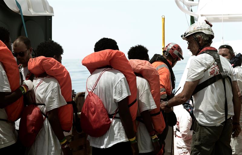 Italia rechaza críticas y escolta barco con 630 inmigrantes rumbo a España