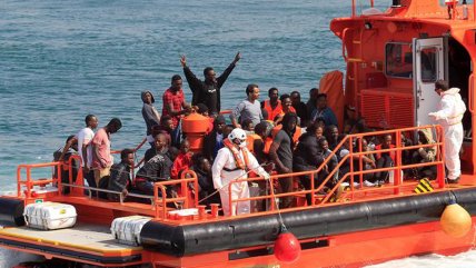Rescatan a casi 600 inmigrantes que intentaban llegar a las costas de España