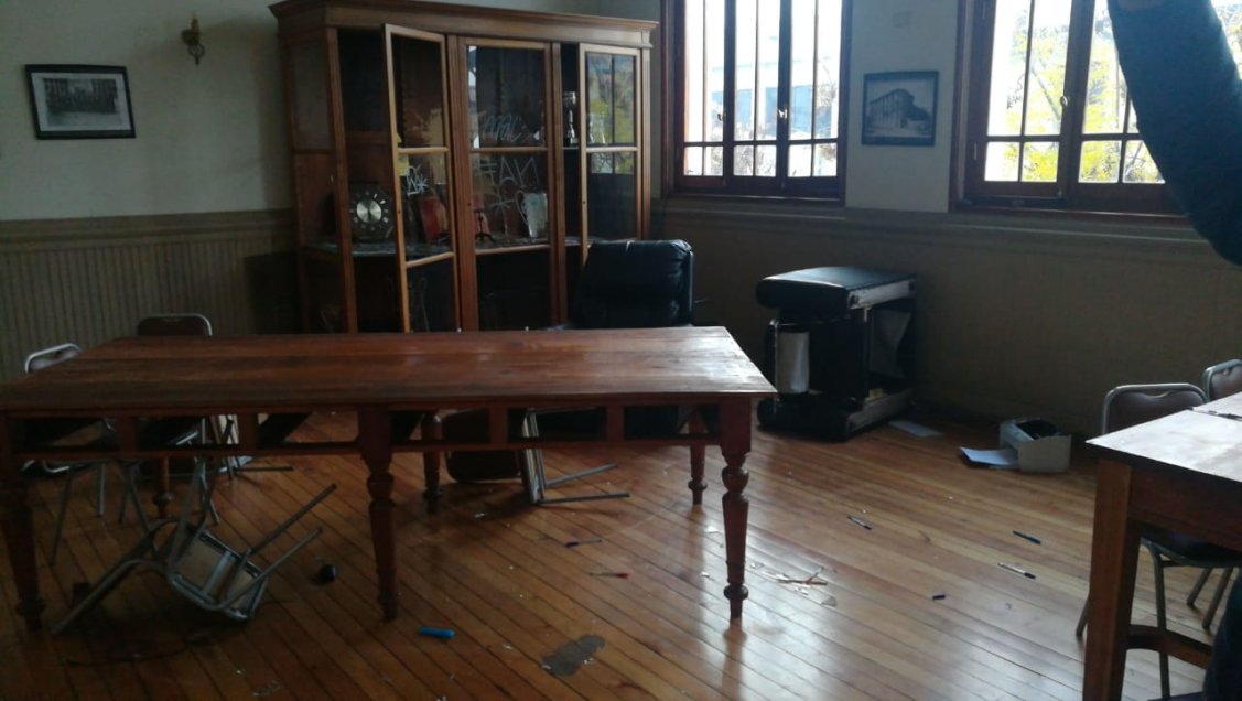 Una protesta realizada por estudiantes la mañana de este lunes dejó numerosos daños en dependencias del Liceo de Aplicación, en el centro de Santiago. Uno de los sectores más afectados fue la oficina del rector, según muestran imágenes difundidas por la Municipalidad de Santiago. Más temprano los jóvenes instalaron barricadas en Avenida Ricardo Cumming, se enfrentaron a Carabineros y agredieron a profesionales de la prensa. Una protesta realizada por estudiantes la mañana de este lunes dejó numerosos daños en dependencias del Liceo de Aplicación, en el centro de Santiago. Uno de los sectores más afectados fue la oficina del rector, según muestran imágenes difundidas por la Municipalidad de Santiago. Más temprano los jóvenes instalaron barricadas en Avenida Ricardo Cumming, se enfrentaron a Carabineros y agredieron a profesionales de la prensa.