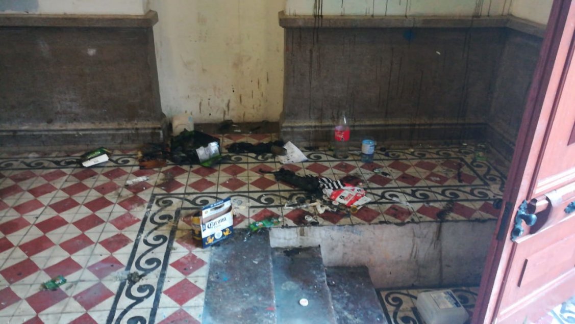 Una protesta realizada por estudiantes la mañana de este lunes dejó numerosos daños en dependencias del Liceo de Aplicación, en el centro de Santiago. Uno de los sectores más afectados fue la oficina del rector, según muestran imágenes difundidas por la Municipalidad de Santiago. Más temprano los jóvenes instalaron barricadas en Avenida Ricardo Cumming, se enfrentaron a Carabineros y agredieron a profesionales de la prensa. Una protesta realizada por estudiantes la mañana de este lunes dejó numerosos daños en dependencias del Liceo de Aplicación, en el centro de Santiago. Uno de los sectores más afectados fue la oficina del rector, según muestran imágenes difundidas por la Municipalidad de Santiago. Más temprano los jóvenes instalaron barricadas en Avenida Ricardo Cumming, se enfrentaron a Carabineros y agredieron a profesionales de la prensa.