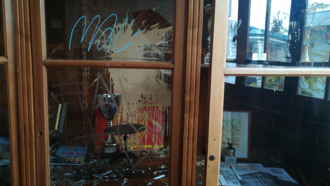 Una protesta realizada por estudiantes la mañana de este lunes dejó numerosos daños en dependencias del Liceo de Aplicación, en el centro de Santiago. Uno de los sectores más afectados fue la oficina del rector, según muestran imágenes difundidas por la Municipalidad de Santiago. Más temprano los jóvenes instalaron barricadas en Avenida Ricardo Cumming, se enfrentaron a Carabineros y agredieron a profesionales de la prensa. Una protesta realizada por estudiantes la mañana de este lunes dejó numerosos daños en dependencias del Liceo de Aplicación, en el centro de Santiago. Uno de los sectores más afectados fue la oficina del rector, según muestran imágenes difundidas por la Municipalidad de Santiago. Más temprano los jóvenes instalaron barricadas en Avenida Ricardo Cumming, se enfrentaron a Carabineros y agredieron a profesionales de la prensa.