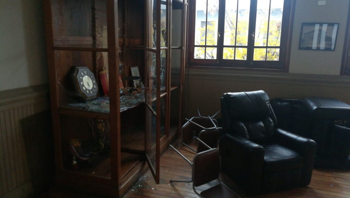 Una protesta realizada por estudiantes la mañana de este lunes dejó numerosos daños en dependencias del Liceo de Aplicación, en el centro de Santiago. Uno de los sectores más afectados fue la oficina del rector, según muestran imágenes difundidas por la Municipalidad de Santiago. Más temprano los jóvenes instalaron barricadas en Avenida Ricardo Cumming, se enfrentaron a Carabineros y agredieron a profesionales de la prensa. Una protesta realizada por estudiantes la mañana de este lunes dejó numerosos daños en dependencias del Liceo de Aplicación, en el centro de Santiago. Uno de los sectores más afectados fue la oficina del rector, según muestran imágenes difundidas por la Municipalidad de Santiago. Más temprano los jóvenes instalaron barricadas en Avenida Ricardo Cumming, se enfrentaron a Carabineros y agredieron a profesionales de la prensa.