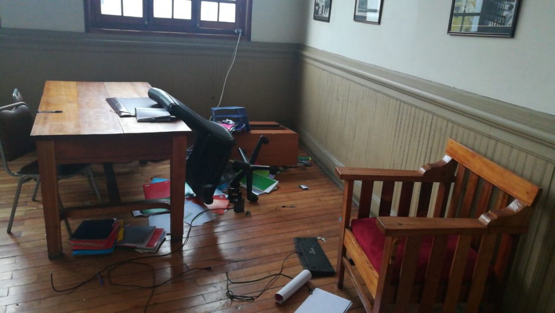 Una protesta realizada por estudiantes la mañana de este lunes dejó numerosos daños en dependencias del Liceo de Aplicación, en el centro de Santiago. Uno de los sectores más afectados fue la oficina del rector, según muestran imágenes difundidas por la Municipalidad de Santiago. Más temprano los jóvenes instalaron barricadas en Avenida Ricardo Cumming, se enfrentaron a Carabineros y agredieron a profesionales de la prensa. Una protesta realizada por estudiantes la mañana de este lunes dejó numerosos daños en dependencias del Liceo de Aplicación, en el centro de Santiago. Uno de los sectores más afectados fue la oficina del rector, según muestran imágenes difundidas por la Municipalidad de Santiago. Más temprano los jóvenes instalaron barricadas en Avenida Ricardo Cumming, se enfrentaron a Carabineros y agredieron a profesionales de la prensa.