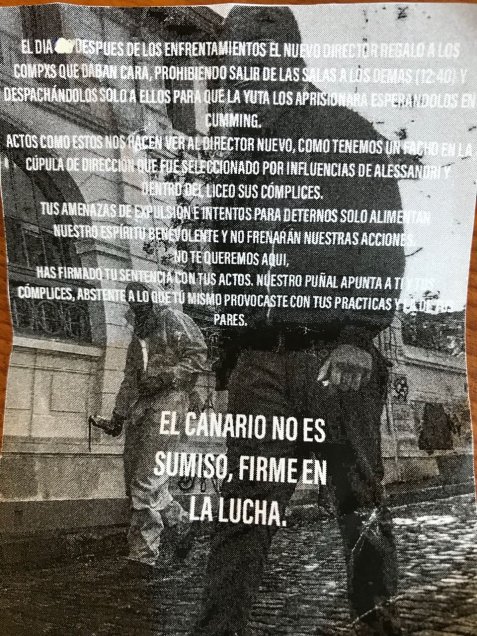 Una protesta realizada por estudiantes la mañana de este lunes dejó numerosos daños en dependencias del Liceo de Aplicación, en el centro de Santiago. Uno de los sectores más afectados fue la oficina del rector, según muestran imágenes difundidas por la Municipalidad de Santiago. Más temprano los jóvenes instalaron barricadas en Avenida Ricardo Cumming, se enfrentaron a Carabineros y agredieron a profesionales de la prensa. Una protesta realizada por estudiantes la mañana de este lunes dejó numerosos daños en dependencias del Liceo de Aplicación, en el centro de Santiago. Uno de los sectores más afectados fue la oficina del rector, según muestran imágenes difundidas por la Municipalidad de Santiago. Más temprano los jóvenes instalaron barricadas en Avenida Ricardo Cumming, se enfrentaron a Carabineros y agredieron a profesionales de la prensa.