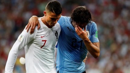 El héroe uruguayo Edinson Cavani abandonó lesionado con ayuda de Cristiano Ronaldo