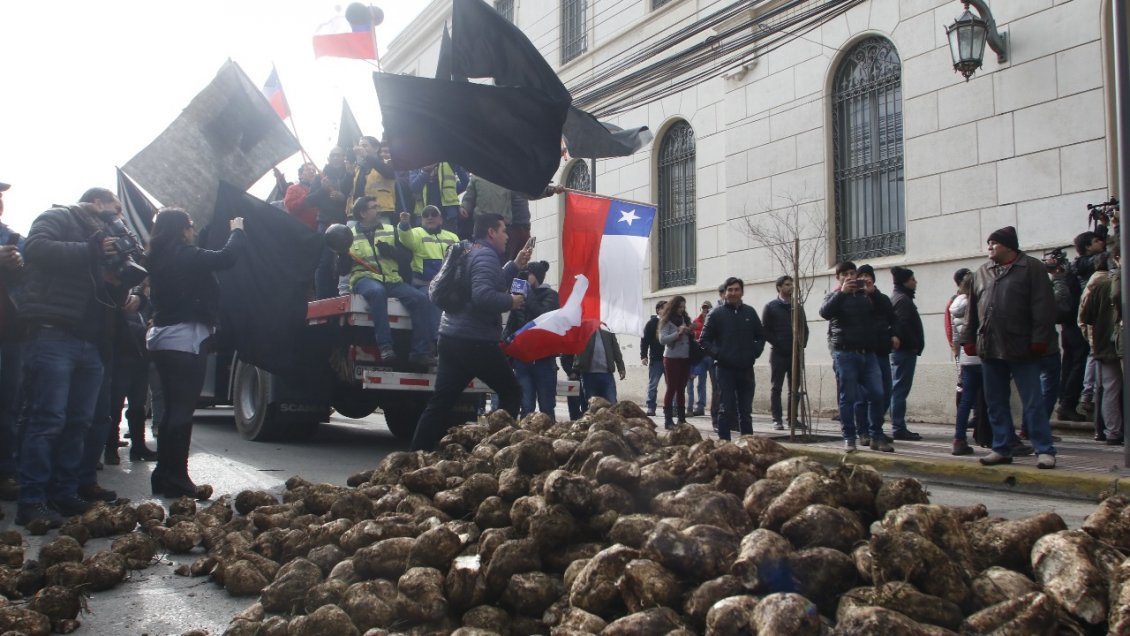 Caravana y remolachas marcaron protesta por posible cierre de planta Iansa de Linares