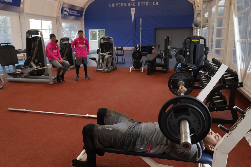 Un gimnasio de última tecnología fue inaugurado este miércoles por el plantel profesional de Universidad Católica en las instalaciones del Estadio San Carlos de Apoquindo. Un gimnasio de última tecnología fue inaugurado este miércoles por el plantel profesional de Universidad Católica en las instalaciones del Estadio San Carlos de Apoquindo.