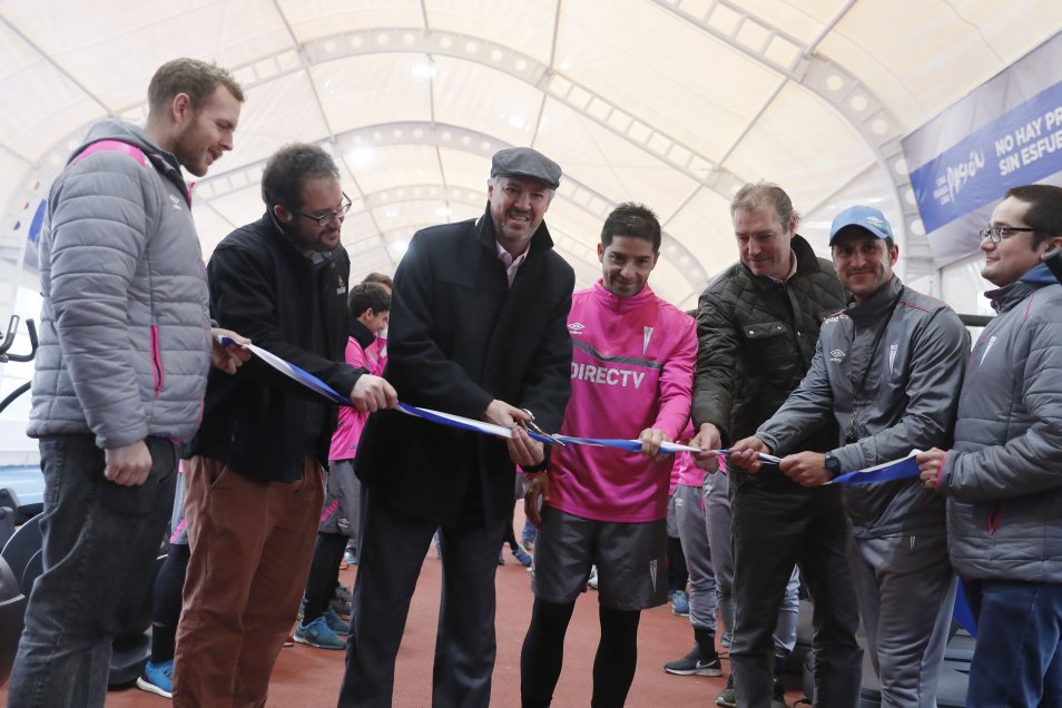 Un gimnasio de última tecnología fue inaugurado este miércoles por el plantel profesional de Universidad Católica en las instalaciones del Estadio San Carlos de Apoquindo. Un gimnasio de última tecnología fue inaugurado este miércoles por el plantel profesional de Universidad Católica en las instalaciones del Estadio San Carlos de Apoquindo.