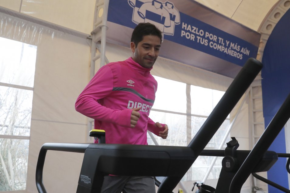 Un gimnasio de última tecnología fue inaugurado este miércoles por el plantel profesional de Universidad Católica en las instalaciones del Estadio San Carlos de Apoquindo. Un gimnasio de última tecnología fue inaugurado este miércoles por el plantel profesional de Universidad Católica en las instalaciones del Estadio San Carlos de Apoquindo.