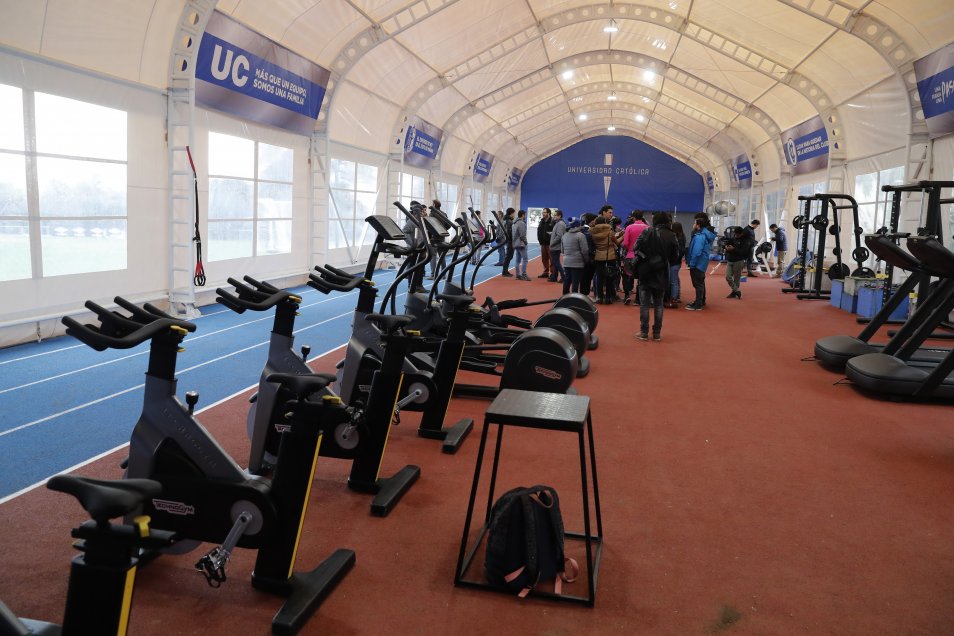 Un gimnasio de última tecnología fue inaugurado este miércoles por el plantel profesional de Universidad Católica en las instalaciones del Estadio San Carlos de Apoquindo. Un gimnasio de última tecnología fue inaugurado este miércoles por el plantel profesional de Universidad Católica en las instalaciones del Estadio San Carlos de Apoquindo.