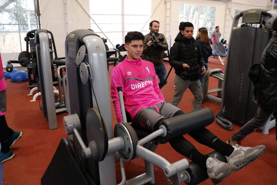Un gimnasio de última tecnología fue inaugurado este miércoles por el plantel profesional de Universidad Católica en las instalaciones del Estadio San Carlos de Apoquindo. Un gimnasio de última tecnología fue inaugurado este miércoles por el plantel profesional de Universidad Católica en las instalaciones del Estadio San Carlos de Apoquindo.