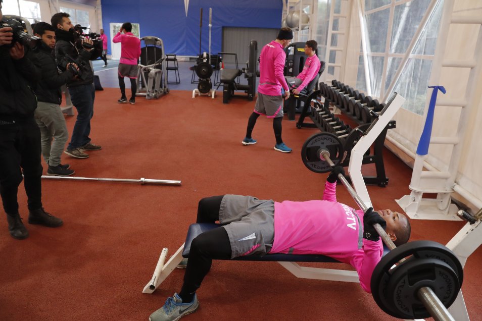 Un gimnasio de última tecnología fue inaugurado este miércoles por el plantel profesional de Universidad Católica en las instalaciones del Estadio San Carlos de Apoquindo. Un gimnasio de última tecnología fue inaugurado este miércoles por el plantel profesional de Universidad Católica en las instalaciones del Estadio San Carlos de Apoquindo.