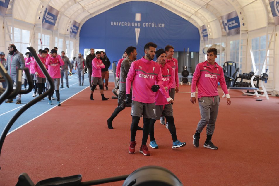Un gimnasio de última tecnología fue inaugurado este miércoles por el plantel profesional de Universidad Católica en las instalaciones del Estadio San Carlos de Apoquindo. Un gimnasio de última tecnología fue inaugurado este miércoles por el plantel profesional de Universidad Católica en las instalaciones del Estadio San Carlos de Apoquindo.