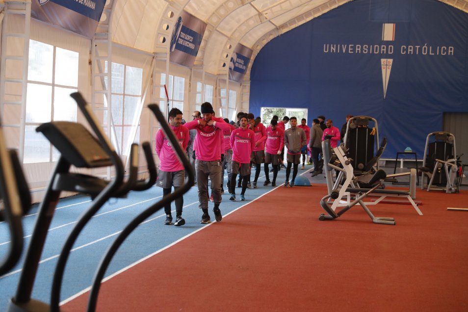 Un gimnasio de última tecnología fue inaugurado este miércoles por el plantel profesional de Universidad Católica en las instalaciones del Estadio San Carlos de Apoquindo. Un gimnasio de última tecnología fue inaugurado este miércoles por el plantel profesional de Universidad Católica en las instalaciones del Estadio San Carlos de Apoquindo.
