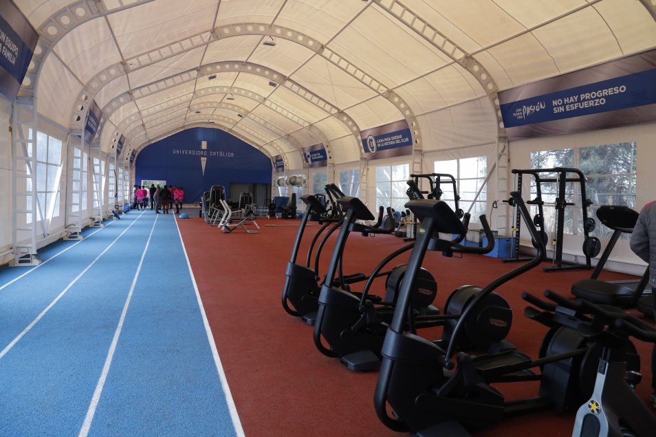 Un gimnasio de última tecnología fue inaugurado este miércoles por el plantel profesional de Universidad Católica en las instalaciones del Estadio San Carlos de Apoquindo. Un gimnasio de última tecnología fue inaugurado este miércoles por el plantel profesional de Universidad Católica en las instalaciones del Estadio San Carlos de Apoquindo.