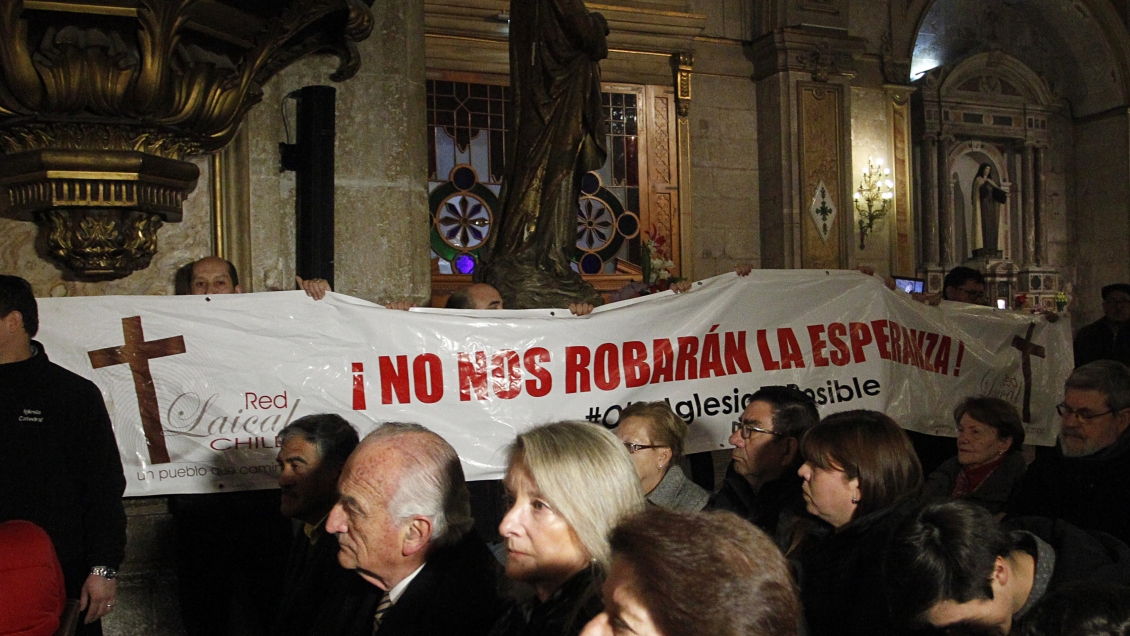 Ezzati enfrentó manifestaciones en su primera misa tras ser citado como imputado