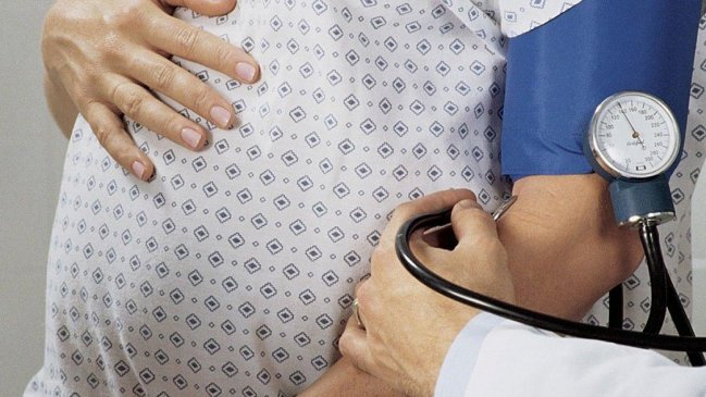 China: Mujer de 67 años embarazada de gemelos rechazó consejo médico de abortar