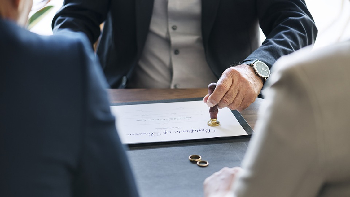 China intenta frenar los divorcios con 