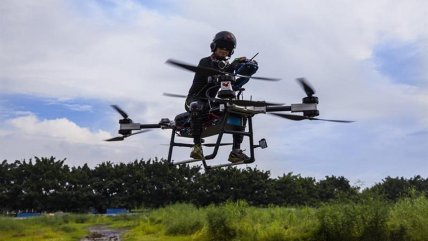   Un hombre inventó una moto voladora en China 