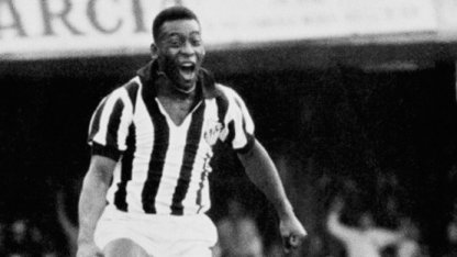  Pelé calentó la previa copera del duelo entre Santos e Independiente  