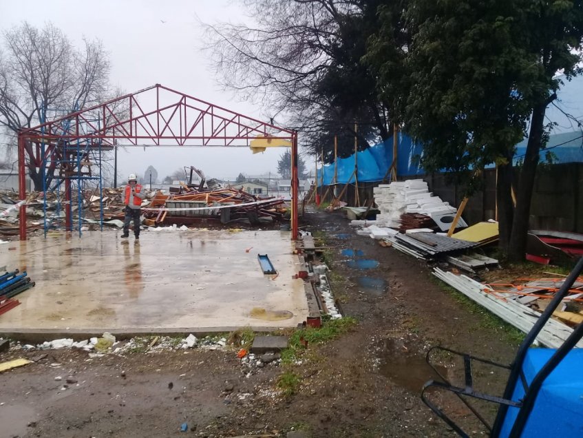 La empresa a cargo de la construcción del nuevo Centro de Salud Familiar (Cesfam) Externo de la ciudad de Valdivia, Región de Los Ríos, culminó la demolición del antiguo recinto ubicado en Avenida Francia y que funcionaron desde 1990. Se espera que las obras del nuevo Cesfam finalicen durante septiembre del año 2019. La empresa a cargo de la construcción del nuevo Centro de Salud Familiar (Cesfam) Externo de la ciudad de Valdivia, Región de Los Ríos, culminó la demolición del antiguo recinto ubicado en Avenida Francia y que funcionaron desde 1990. Se espera que las obras del nuevo Cesfam finalicen durante septiembre del año 2019.