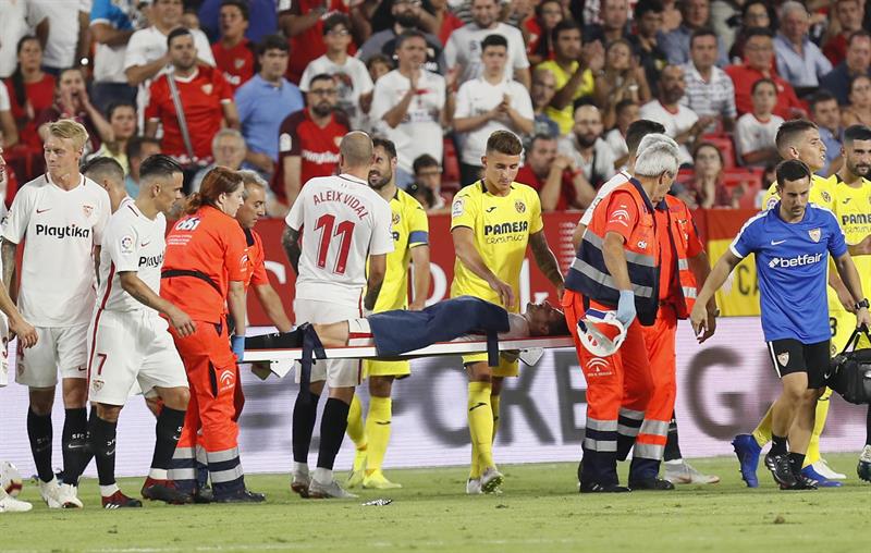 A nueve minutos del término del cotejo entre Sevilla con Villarreal, que acabó 0-0, el blanquirrojo Sergio Escudero saltó en la disputa de una pelota aérea y cayó mal, para acabar con un codo torcido de una manera escalofriante. El jugador luego fue sacado de la cancha en camilla para ser trasladado a un hospital. A nueve minutos del término del cotejo entre Sevilla con Villarreal, que acabó 0-0, el blanquirrojo Sergio Escudero saltó en la disputa de una pelota aérea y cayó mal, para acabar con un codo torcido de una manera escalofriante. El jugador luego fue sacado de la cancha en camilla para ser trasladado a un hospital.
