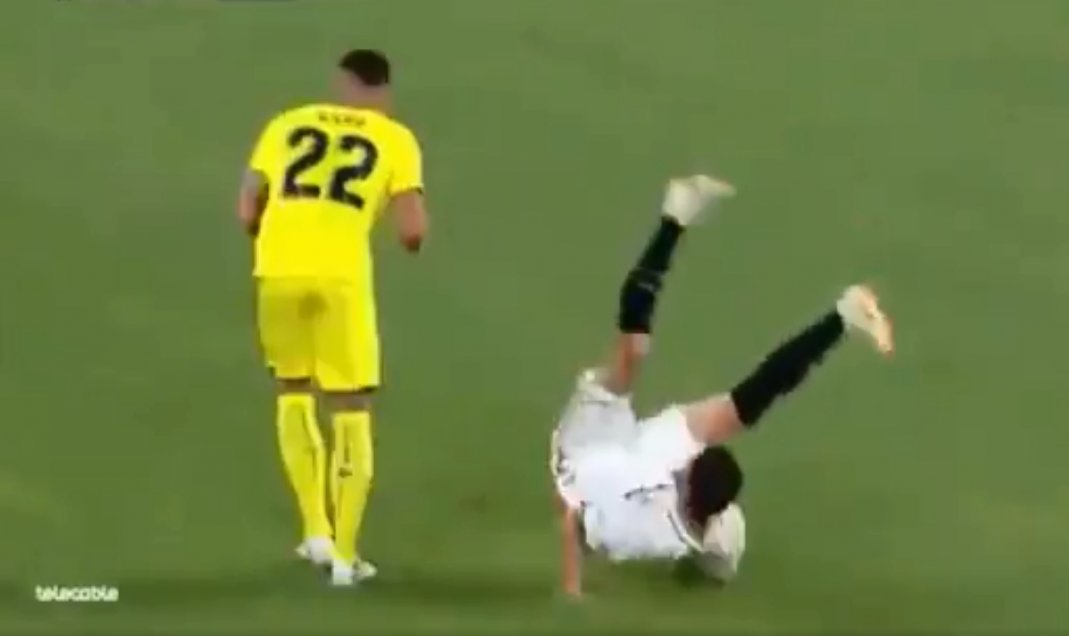 A nueve minutos del término del cotejo entre Sevilla con Villarreal, que acabó 0-0, el blanquirrojo Sergio Escudero saltó en la disputa de una pelota aérea y cayó mal, para acabar con un codo torcido de una manera escalofriante. El jugador luego fue sacado de la cancha en camilla para ser trasladado a un hospital. A nueve minutos del término del cotejo entre Sevilla con Villarreal, que acabó 0-0, el blanquirrojo Sergio Escudero saltó en la disputa de una pelota aérea y cayó mal, para acabar con un codo torcido de una manera escalofriante. El jugador luego fue sacado de la cancha en camilla para ser trasladado a un hospital.