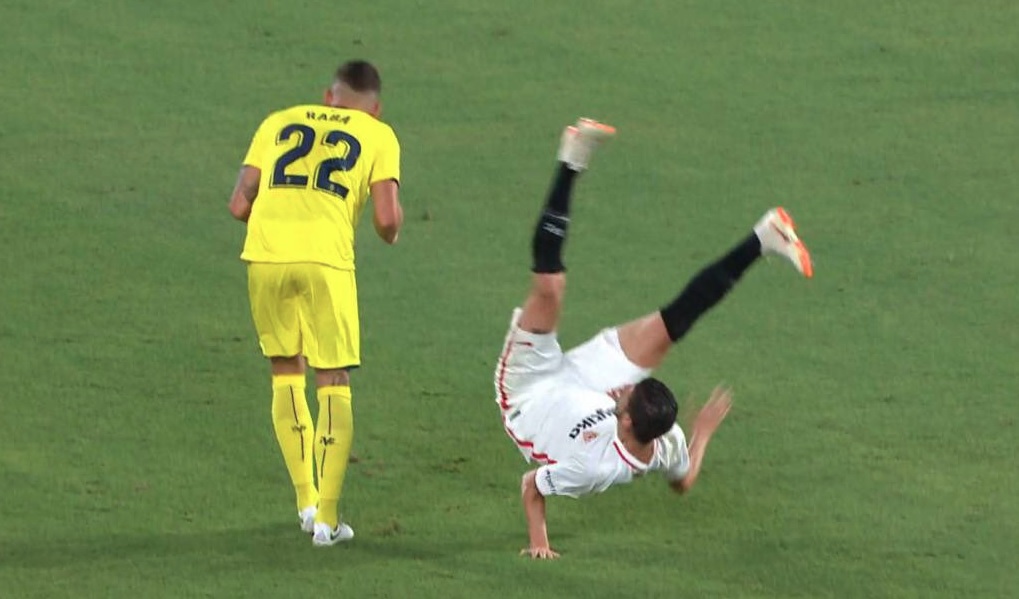 A nueve minutos del término del cotejo entre Sevilla con Villarreal, que acabó 0-0, el blanquirrojo Sergio Escudero saltó en la disputa de una pelota aérea y cayó mal, para acabar con un codo torcido de una manera escalofriante. El jugador luego fue sacado de la cancha en camilla para ser trasladado a un hospital. A nueve minutos del término del cotejo entre Sevilla con Villarreal, que acabó 0-0, el blanquirrojo Sergio Escudero saltó en la disputa de una pelota aérea y cayó mal, para acabar con un codo torcido de una manera escalofriante. El jugador luego fue sacado de la cancha en camilla para ser trasladado a un hospital.