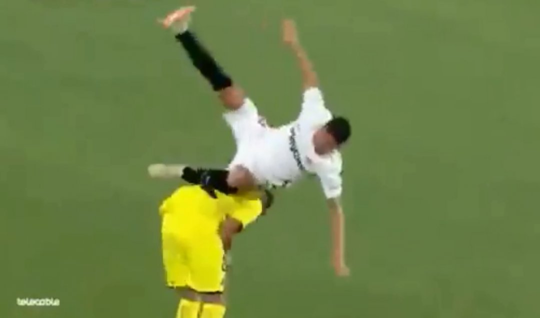 A nueve minutos del término del cotejo entre Sevilla con Villarreal, que acabó 0-0, el blanquirrojo Sergio Escudero saltó en la disputa de una pelota aérea y cayó mal, para acabar con un codo torcido de una manera escalofriante. El jugador luego fue sacado de la cancha en camilla para ser trasladado a un hospital. A nueve minutos del término del cotejo entre Sevilla con Villarreal, que acabó 0-0, el blanquirrojo Sergio Escudero saltó en la disputa de una pelota aérea y cayó mal, para acabar con un codo torcido de una manera escalofriante. El jugador luego fue sacado de la cancha en camilla para ser trasladado a un hospital.