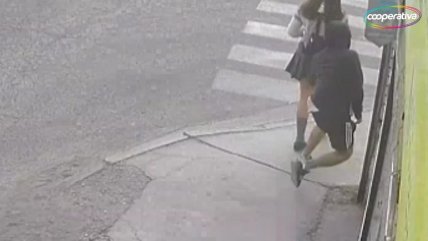   Cámaras captaron a degenerado metiendo la mano bajo la falda de una colegiala 