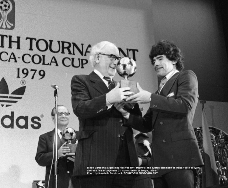 El fotógrafo japonés Masahide Tomikoshi sorprendió al mundo al compartir inéditas imágenes de un joven Diego Armando Maradona. Las fotos, de su propia autoría, las sacó durante el Mundial Juvenil que conquistó la albiceleste en tierras niponas. También compartió registros del Mundial de México 1986. El fotógrafo japonés Masahide Tomikoshi sorprendió al mundo al compartir inéditas imágenes de un joven Diego Armando Maradona. Las fotos, de su propia autoría, las sacó durante el Mundial Juvenil que conquistó la albiceleste en tierras niponas. También compartió registros del Mundial de México 1986.