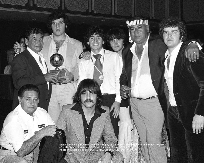 El fotógrafo japonés Masahide Tomikoshi sorprendió al mundo al compartir inéditas imágenes de un joven Diego Armando Maradona. Las fotos, de su propia autoría, las sacó durante el Mundial Juvenil que conquistó la albiceleste en tierras niponas. También compartió registros del Mundial de México 1986. El fotógrafo japonés Masahide Tomikoshi sorprendió al mundo al compartir inéditas imágenes de un joven Diego Armando Maradona. Las fotos, de su propia autoría, las sacó durante el Mundial Juvenil que conquistó la albiceleste en tierras niponas. También compartió registros del Mundial de México 1986.