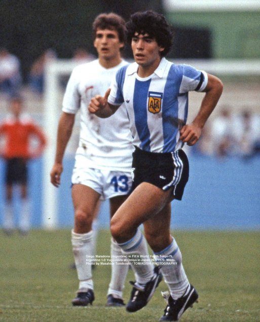 El fotógrafo japonés Masahide Tomikoshi sorprendió al mundo al compartir inéditas imágenes de un joven Diego Armando Maradona. Las fotos, de su propia autoría, las sacó durante el Mundial Juvenil que conquistó la albiceleste en tierras niponas. También compartió registros del Mundial de México 1986. El fotógrafo japonés Masahide Tomikoshi sorprendió al mundo al compartir inéditas imágenes de un joven Diego Armando Maradona. Las fotos, de su propia autoría, las sacó durante el Mundial Juvenil que conquistó la albiceleste en tierras niponas. También compartió registros del Mundial de México 1986.