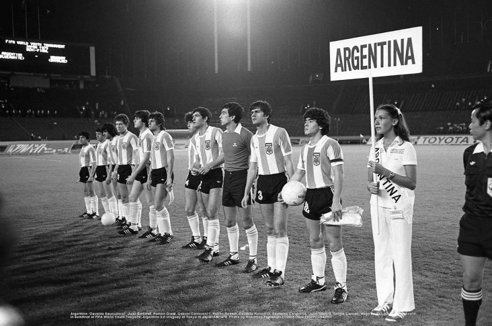 El fotógrafo japonés Masahide Tomikoshi sorprendió al mundo al compartir inéditas imágenes de un joven Diego Armando Maradona. Las fotos, de su propia autoría, las sacó durante el Mundial Juvenil que conquistó la albiceleste en tierras niponas. También compartió registros del Mundial de México 1986. El fotógrafo japonés Masahide Tomikoshi sorprendió al mundo al compartir inéditas imágenes de un joven Diego Armando Maradona. Las fotos, de su propia autoría, las sacó durante el Mundial Juvenil que conquistó la albiceleste en tierras niponas. También compartió registros del Mundial de México 1986.