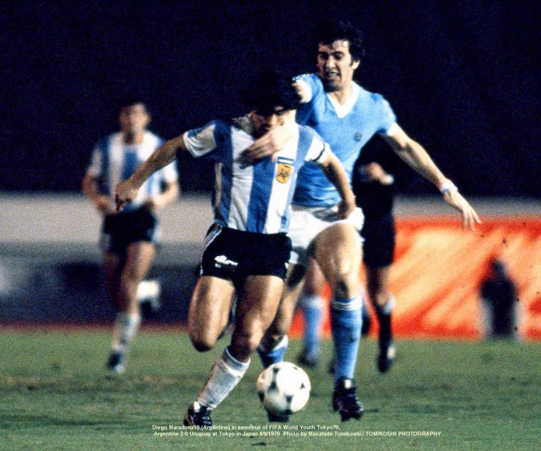 El fotógrafo japonés Masahide Tomikoshi sorprendió al mundo al compartir inéditas imágenes de un joven Diego Armando Maradona. Las fotos, de su propia autoría, las sacó durante el Mundial Juvenil que conquistó la albiceleste en tierras niponas. También compartió registros del Mundial de México 1986. El fotógrafo japonés Masahide Tomikoshi sorprendió al mundo al compartir inéditas imágenes de un joven Diego Armando Maradona. Las fotos, de su propia autoría, las sacó durante el Mundial Juvenil que conquistó la albiceleste en tierras niponas. También compartió registros del Mundial de México 1986.