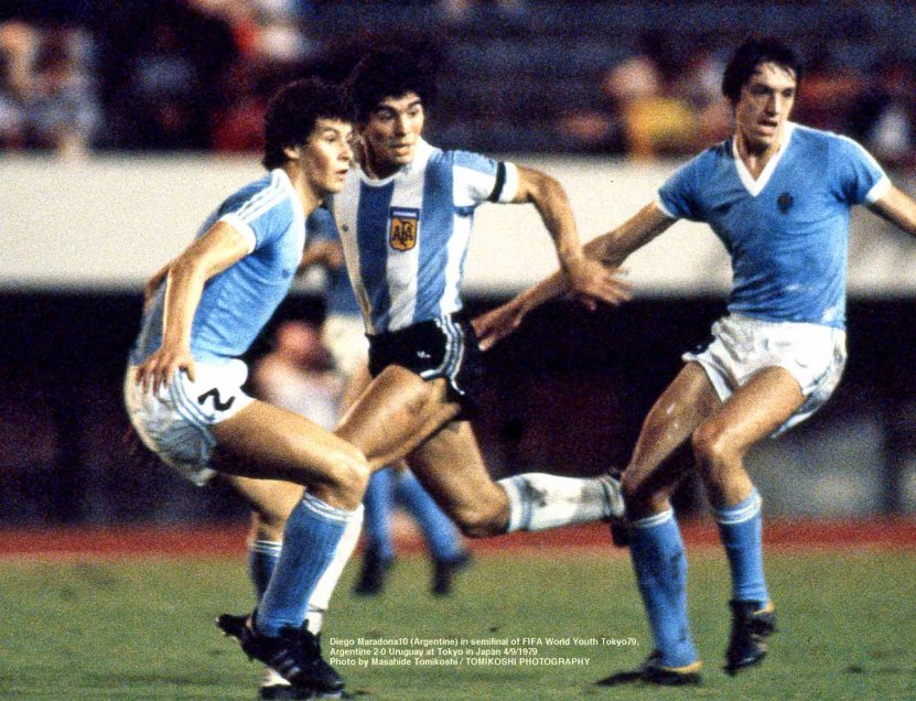El fotógrafo japonés Masahide Tomikoshi sorprendió al mundo al compartir inéditas imágenes de un joven Diego Armando Maradona. Las fotos, de su propia autoría, las sacó durante el Mundial Juvenil que conquistó la albiceleste en tierras niponas. También compartió registros del Mundial de México 1986. El fotógrafo japonés Masahide Tomikoshi sorprendió al mundo al compartir inéditas imágenes de un joven Diego Armando Maradona. Las fotos, de su propia autoría, las sacó durante el Mundial Juvenil que conquistó la albiceleste en tierras niponas. También compartió registros del Mundial de México 1986.