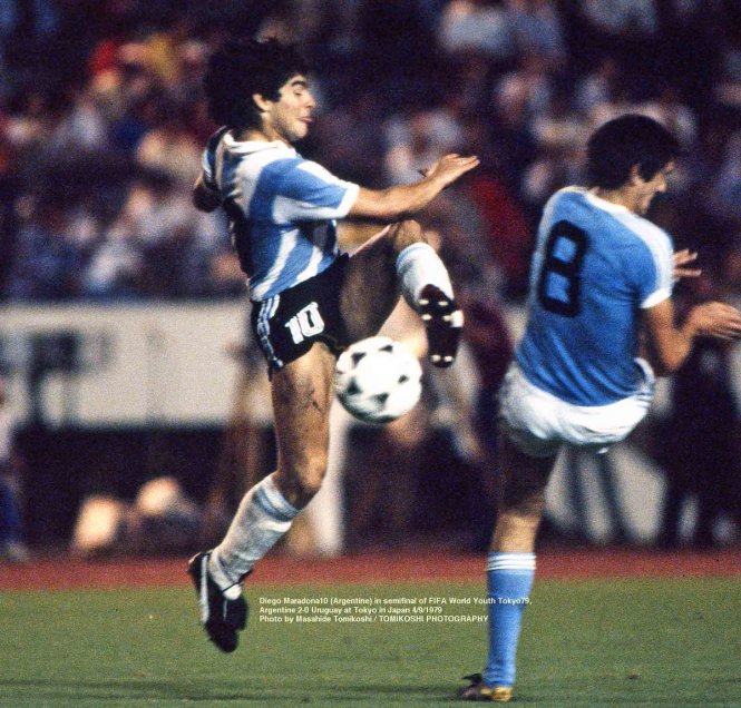 El fotógrafo japonés Masahide Tomikoshi sorprendió al mundo al compartir inéditas imágenes de un joven Diego Armando Maradona. Las fotos, de su propia autoría, las sacó durante el Mundial Juvenil que conquistó la albiceleste en tierras niponas. También compartió registros del Mundial de México 1986. El fotógrafo japonés Masahide Tomikoshi sorprendió al mundo al compartir inéditas imágenes de un joven Diego Armando Maradona. Las fotos, de su propia autoría, las sacó durante el Mundial Juvenil que conquistó la albiceleste en tierras niponas. También compartió registros del Mundial de México 1986.