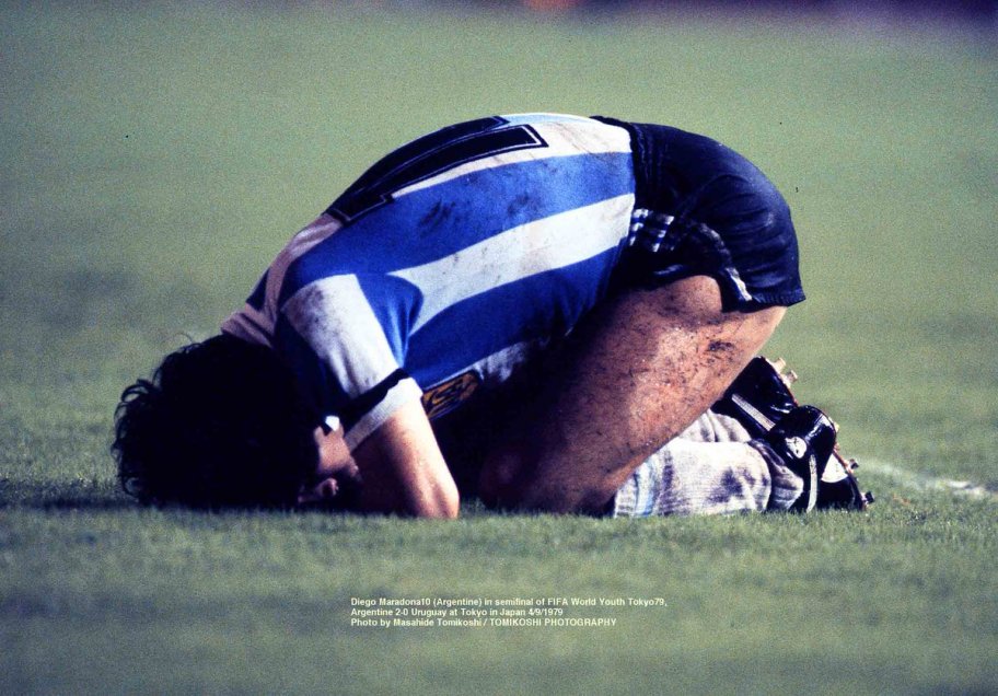El fotógrafo japonés Masahide Tomikoshi sorprendió al mundo al compartir inéditas imágenes de un joven Diego Armando Maradona. Las fotos, de su propia autoría, las sacó durante el Mundial Juvenil que conquistó la albiceleste en tierras niponas. También compartió registros del Mundial de México 1986. El fotógrafo japonés Masahide Tomikoshi sorprendió al mundo al compartir inéditas imágenes de un joven Diego Armando Maradona. Las fotos, de su propia autoría, las sacó durante el Mundial Juvenil que conquistó la albiceleste en tierras niponas. También compartió registros del Mundial de México 1986.