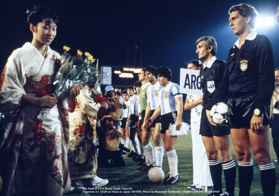El fotógrafo japonés Masahide Tomikoshi sorprendió al mundo al compartir inéditas imágenes de un joven Diego Armando Maradona. Las fotos, de su propia autoría, las sacó durante el Mundial Juvenil que conquistó la albiceleste en tierras niponas. También compartió registros del Mundial de México 1986. El fotógrafo japonés Masahide Tomikoshi sorprendió al mundo al compartir inéditas imágenes de un joven Diego Armando Maradona. Las fotos, de su propia autoría, las sacó durante el Mundial Juvenil que conquistó la albiceleste en tierras niponas. También compartió registros del Mundial de México 1986.