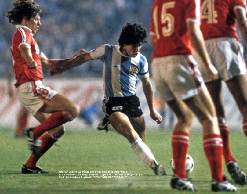 El fotógrafo japonés Masahide Tomikoshi sorprendió al mundo al compartir inéditas imágenes de un joven Diego Armando Maradona. Las fotos, de su propia autoría, las sacó durante el Mundial Juvenil que conquistó la albiceleste en tierras niponas. También compartió registros del Mundial de México 1986. El fotógrafo japonés Masahide Tomikoshi sorprendió al mundo al compartir inéditas imágenes de un joven Diego Armando Maradona. Las fotos, de su propia autoría, las sacó durante el Mundial Juvenil que conquistó la albiceleste en tierras niponas. También compartió registros del Mundial de México 1986.